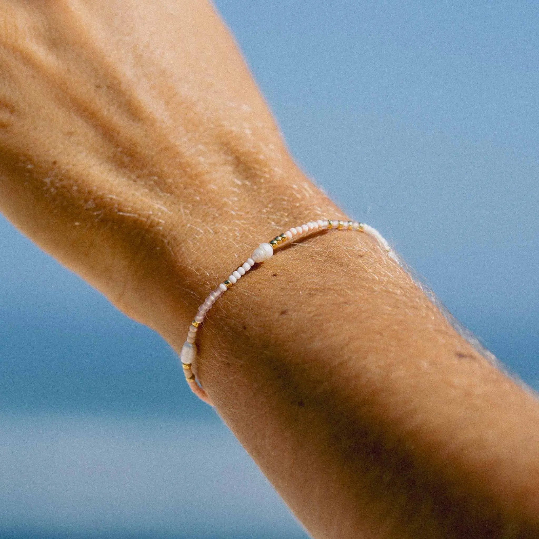 Pineapple Island Giada Cinta Pearl Beaded Surf Bracelet - Pink/White/Gold